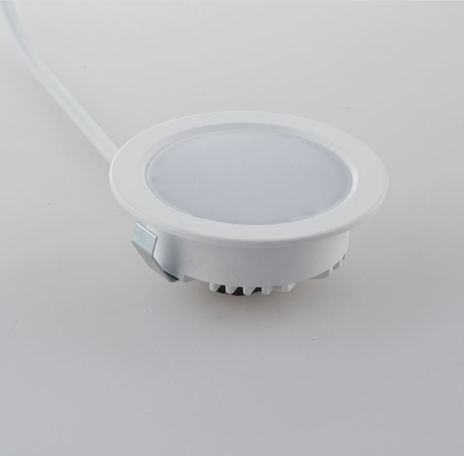 Lampada sottopensile da incasso con struttura in termoplastica con finitura bianco o silver Lampada sottopensile da incasso con struttura in termoplastica con finitura bianco o silver